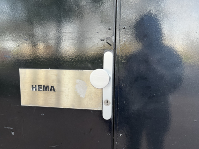 de dienstdeur/puerta de servicio